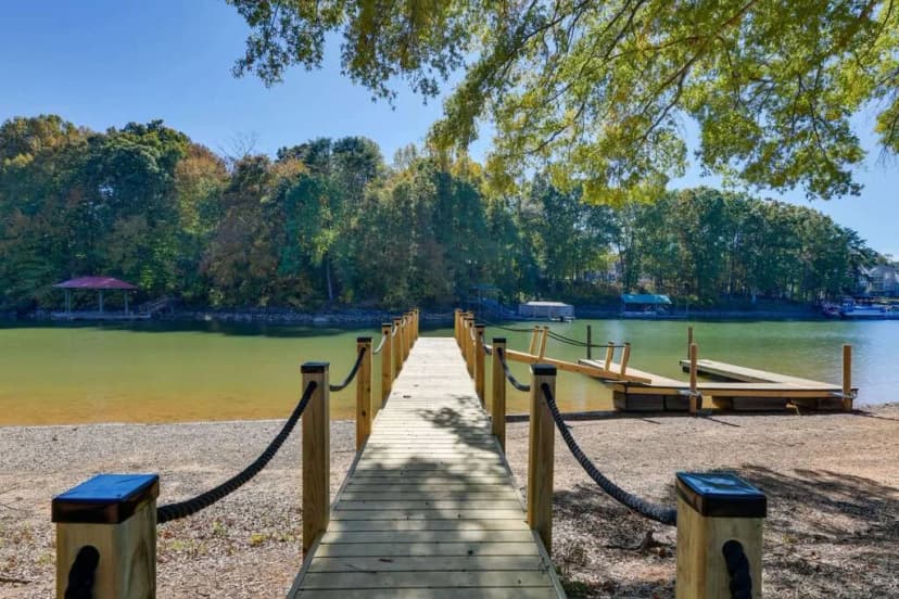 Expansive Lakefront Villa in Bridgewater