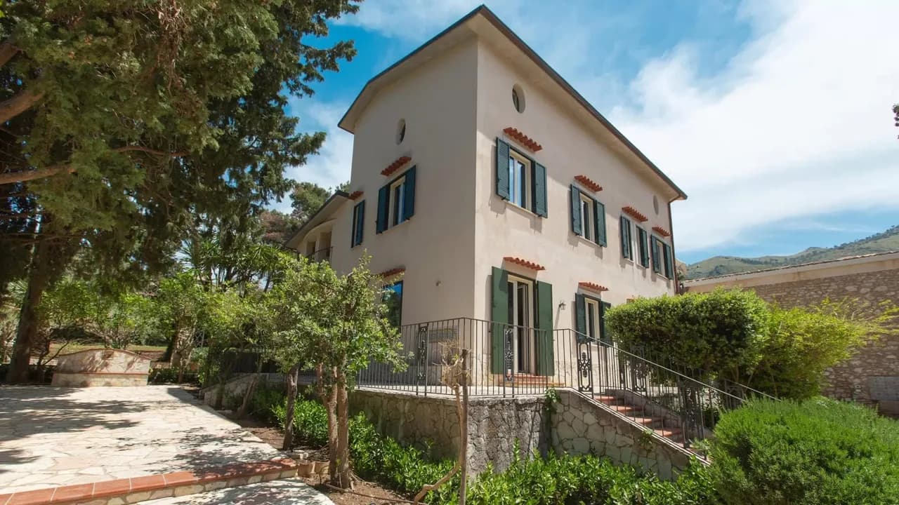 Modern Villa With Classical Inspiration photo 2