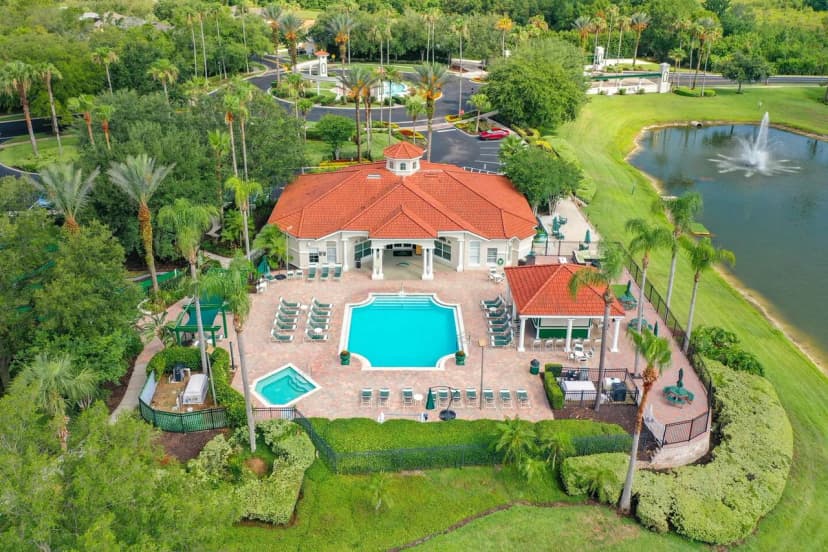Kissimmee townhouse w/ shared pool & BBQ