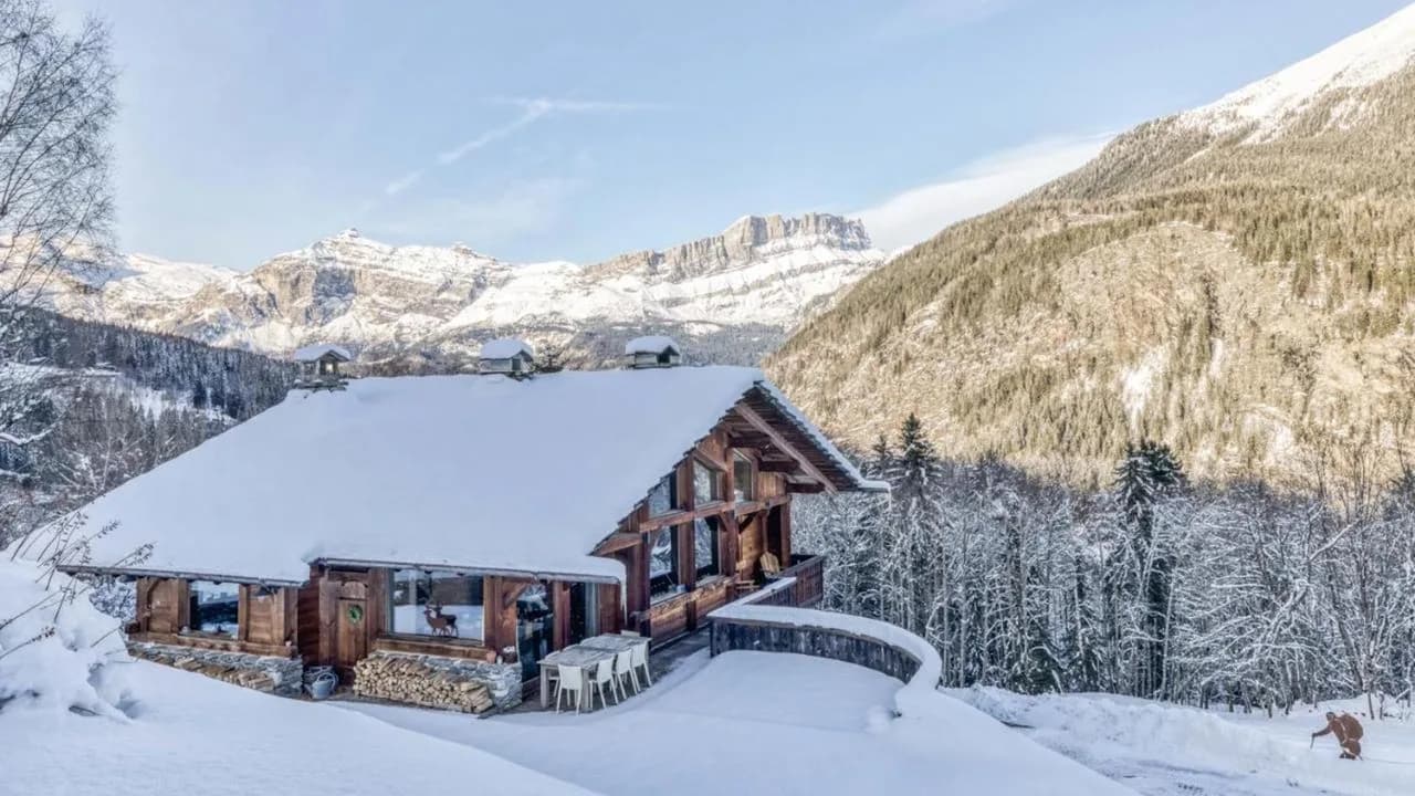 Stunning Ski-in/Ski-out Chalet With Designer Décor