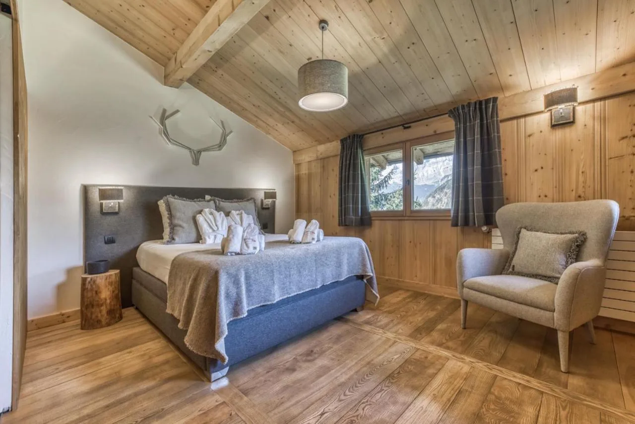 Stunning Ski-in/Ski-out Chalet With Designer Décor photo 3