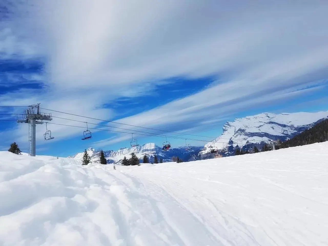 Stunning Ski-in/Ski-out Chalet With Designer Décor photo 5