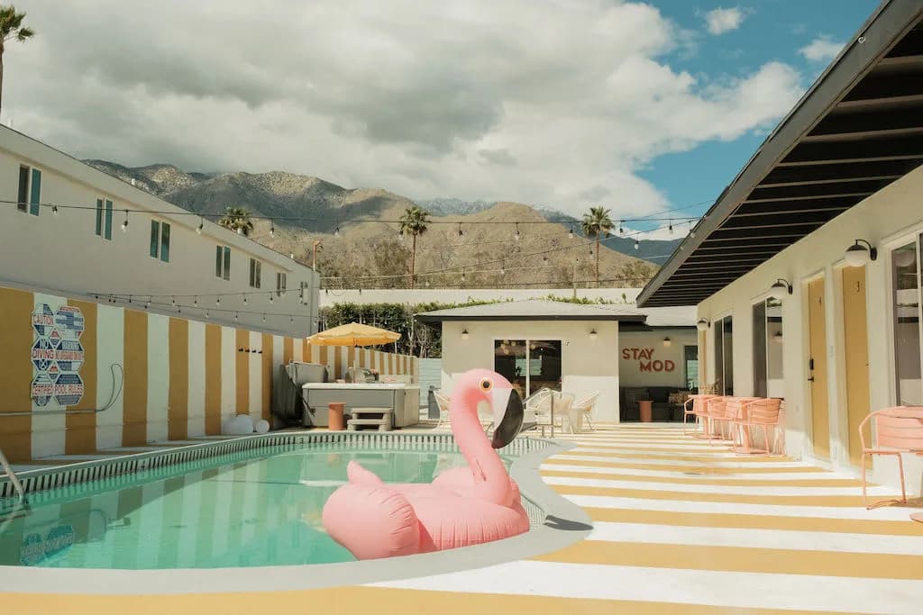 Desert Modern Retreat in Vibrant Palm Springs