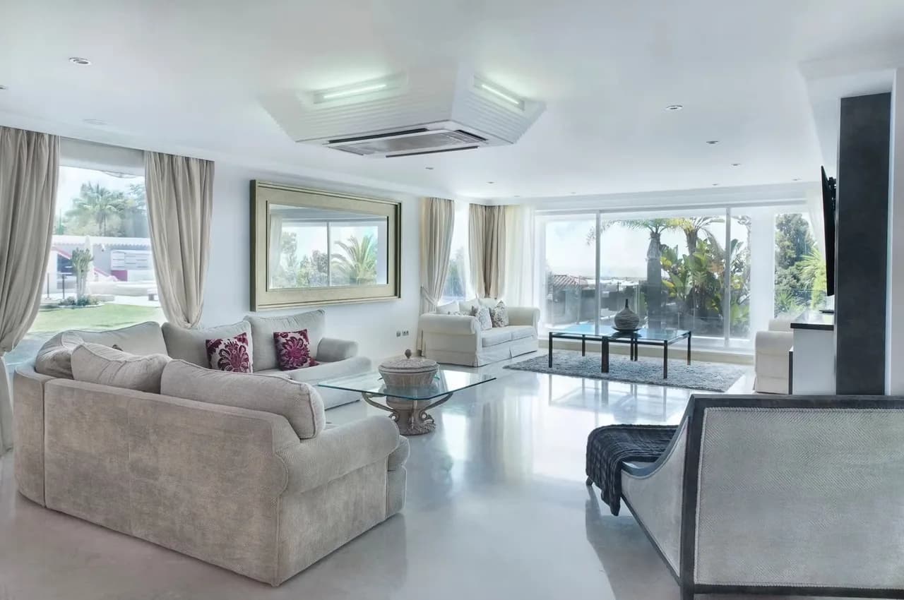 Modern And Elegant Versace Themed Villa photo 2