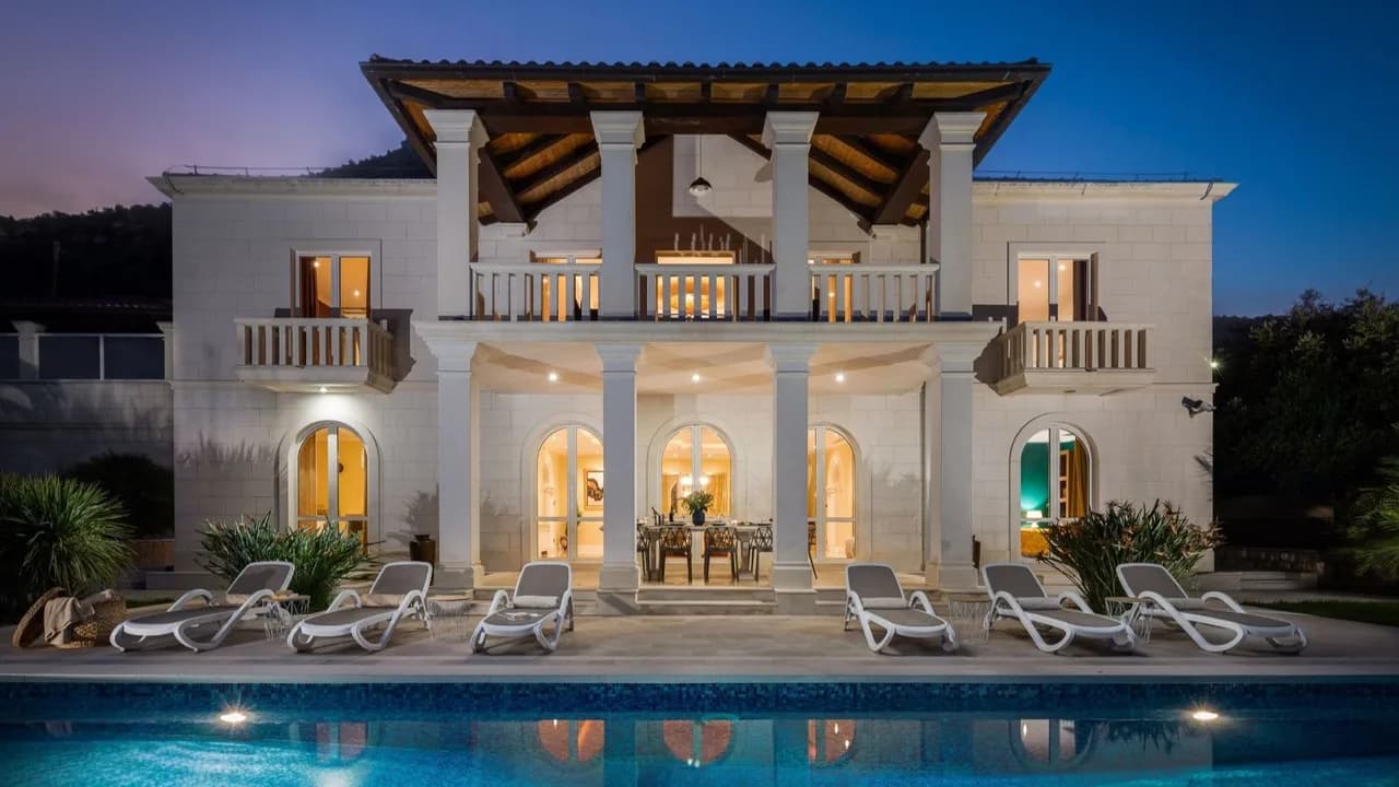 Exclusive Luxury Villa With Coastine View