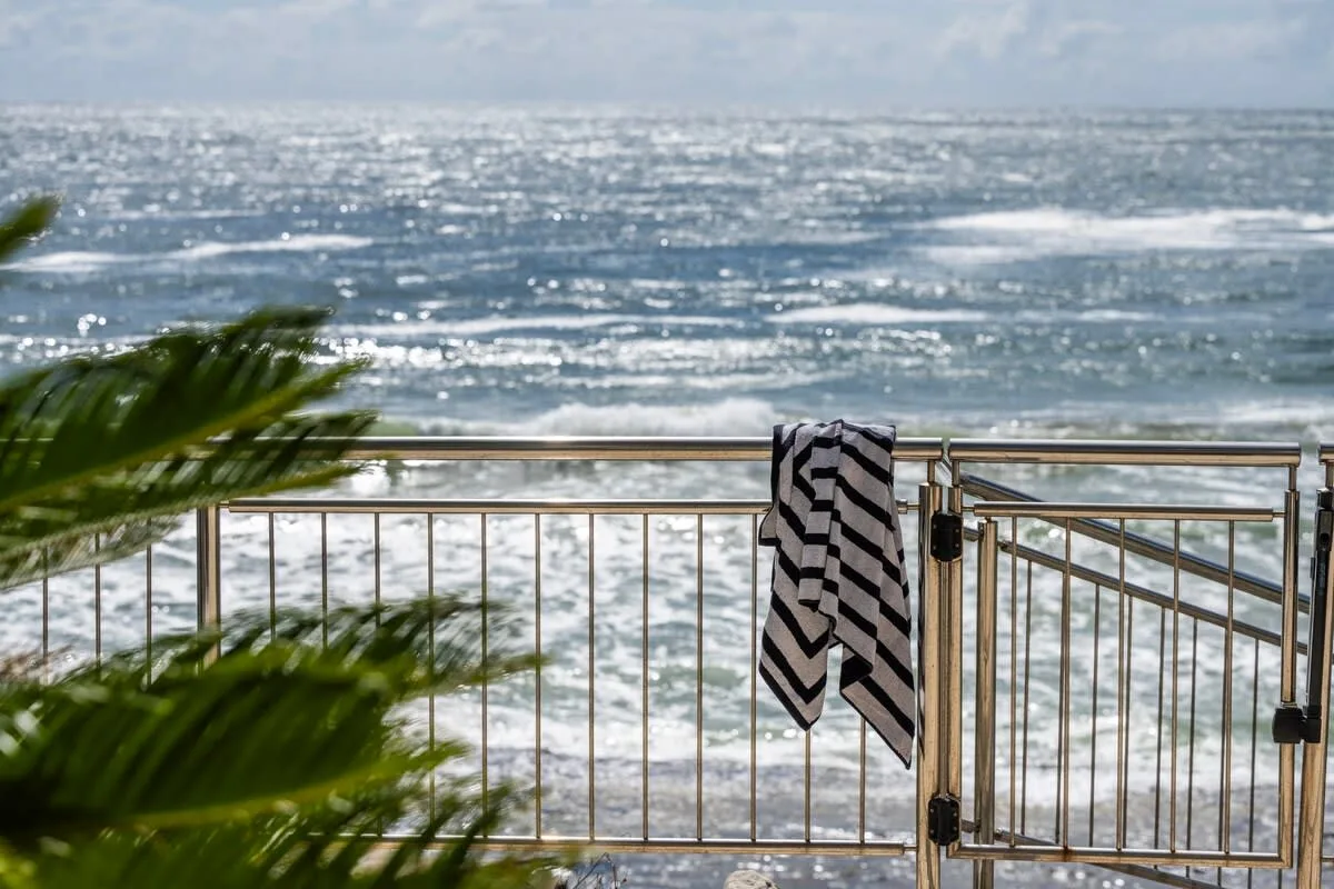 Absolute Oceanfront Four Bedroom Villa in Sydney photo 2