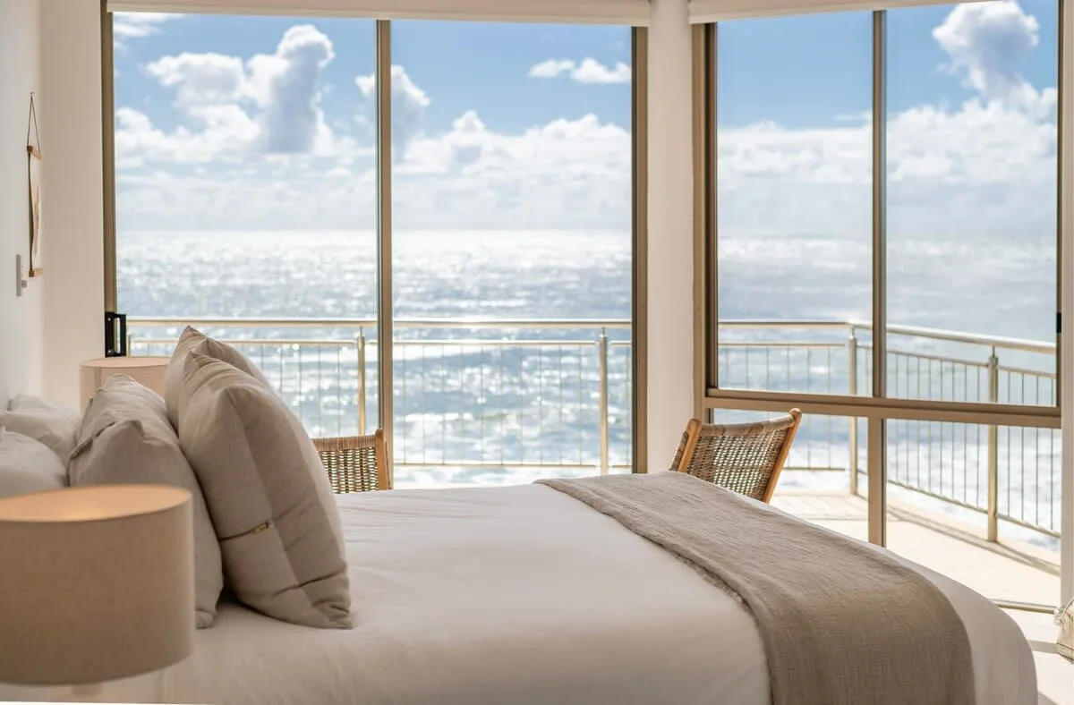 Absolute Oceanfront Four Bedroom Villa in Sydney photo 3
