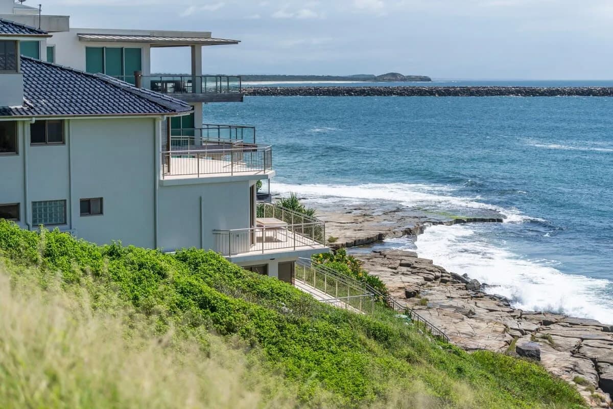 Absolute Oceanfront Four Bedroom Villa in Sydney photo 5