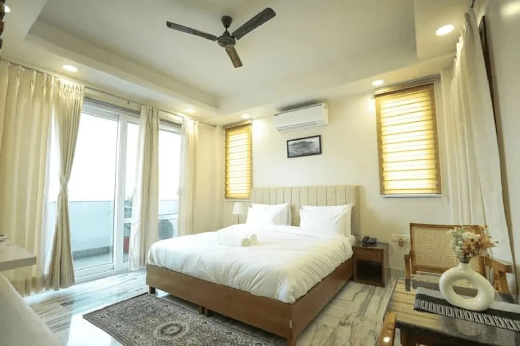 Family-Friendly Apartment near Cyber Hub in Gurgaon photo 2