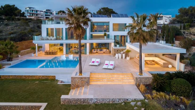 Luxurious Cliff-top Villa in Prestigious Locale