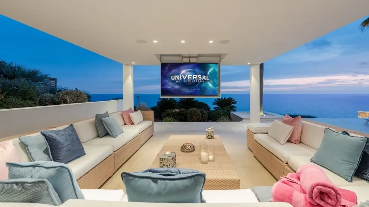 Luxurious Cliff-top Villa in Prestigious Locale photo 2