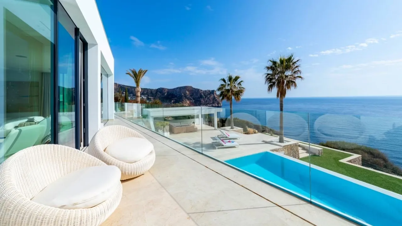 Luxurious Cliff-top Villa in Prestigious Locale photo 3