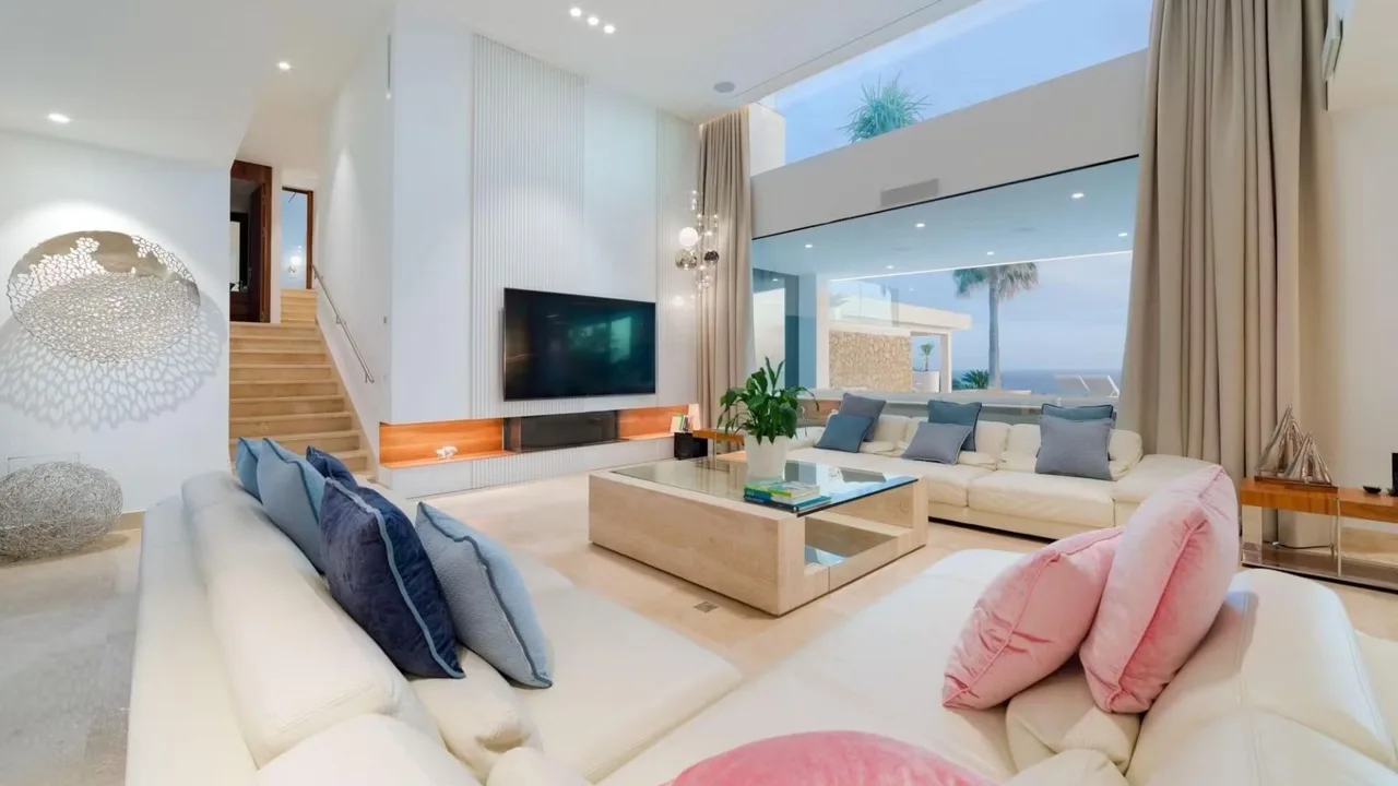 Luxurious Cliff-top Villa in Prestigious Locale photo 4