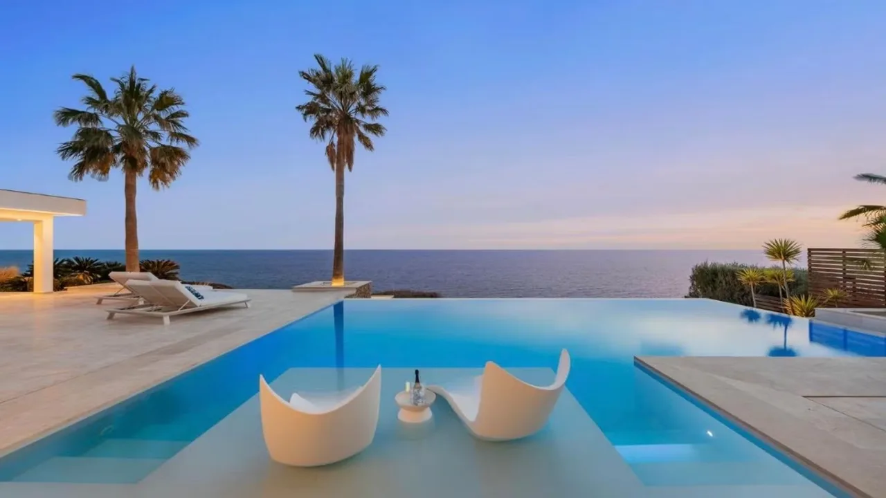 Luxurious Cliff-top Villa in Prestigious Locale photo 5