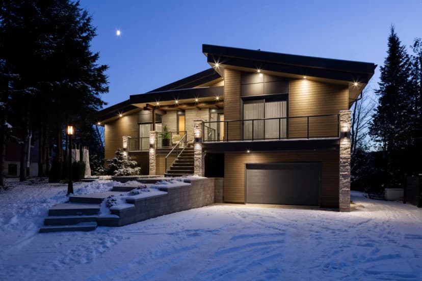 Lakeside Luxury Retreat With Spectacular Views