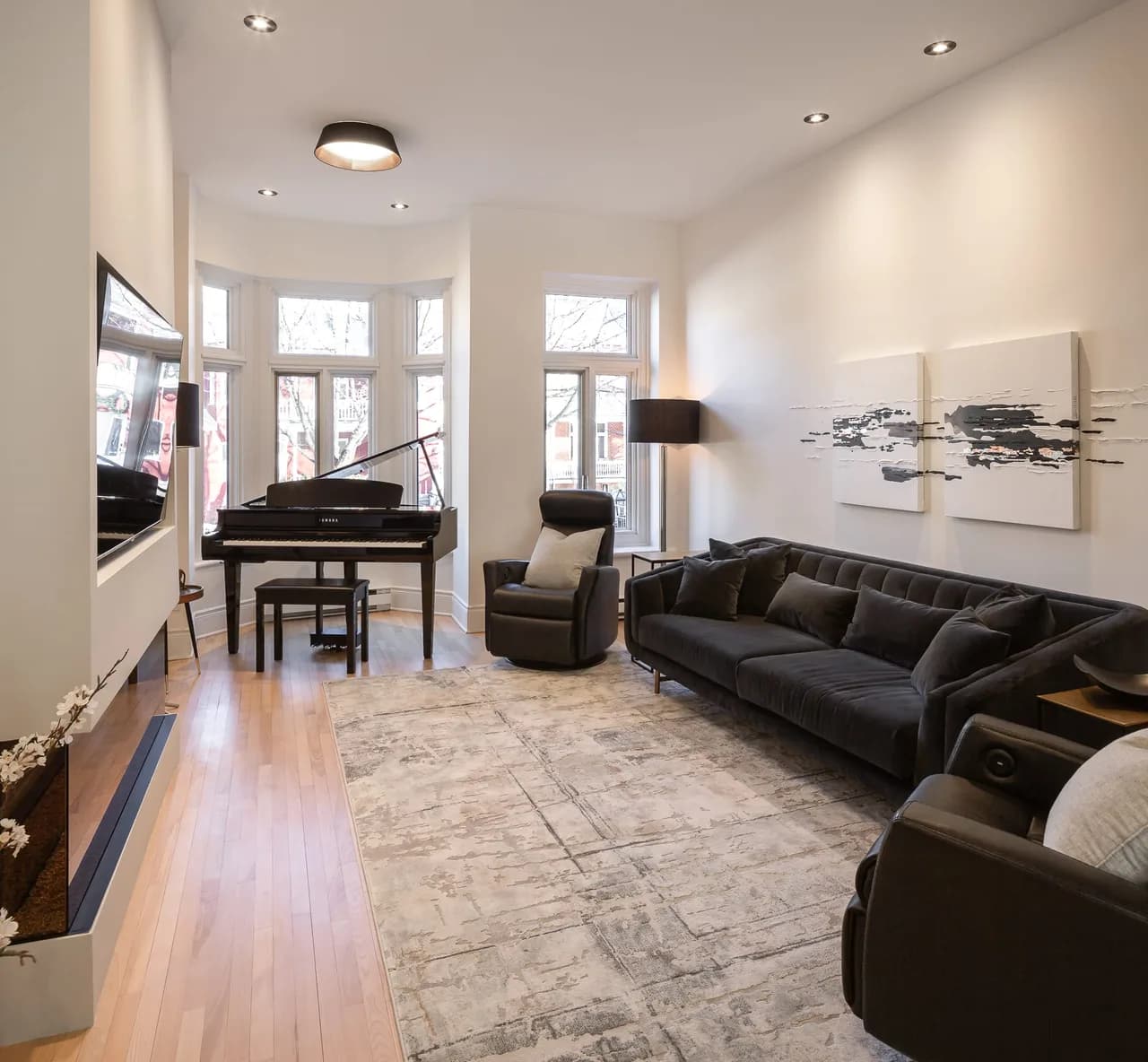 Luxurious Townhouse in Vibrant Neighborhood photo 2