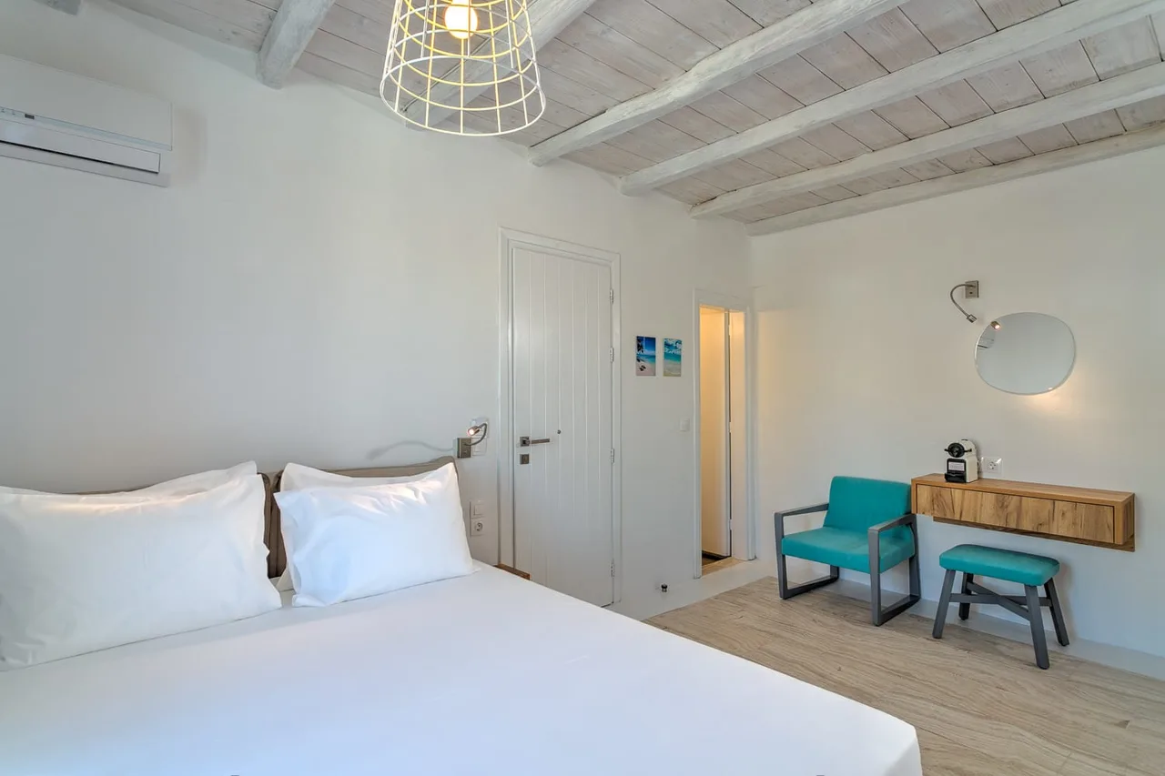 Chic 1-Bed Suite with Mini Bar photo 2