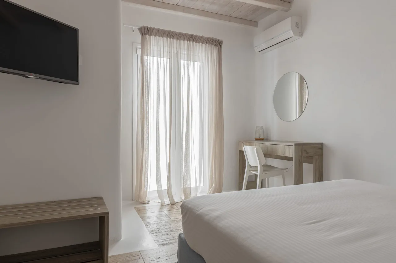 Elegant Suite With Living Room & Kitchenette photo 4
