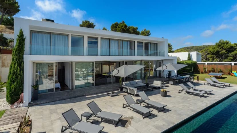 Stunning Modern Villa Overlooking The Golf Course