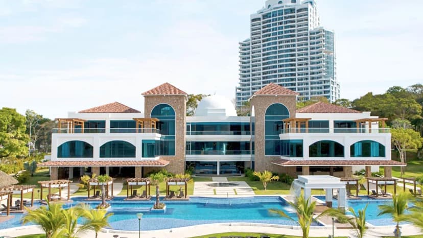 Luxurious Oceanview Getaway With Pool Access