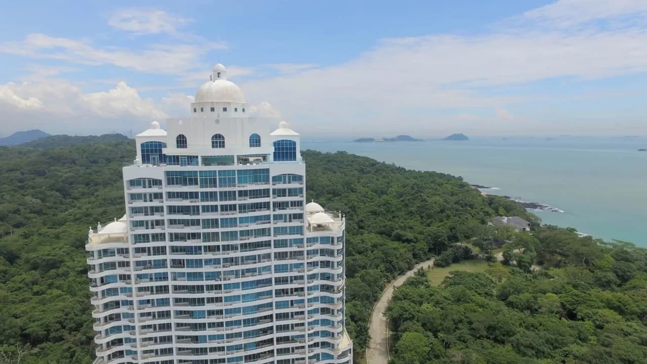 Beachfront Condo with Rooftop Pool photo 3