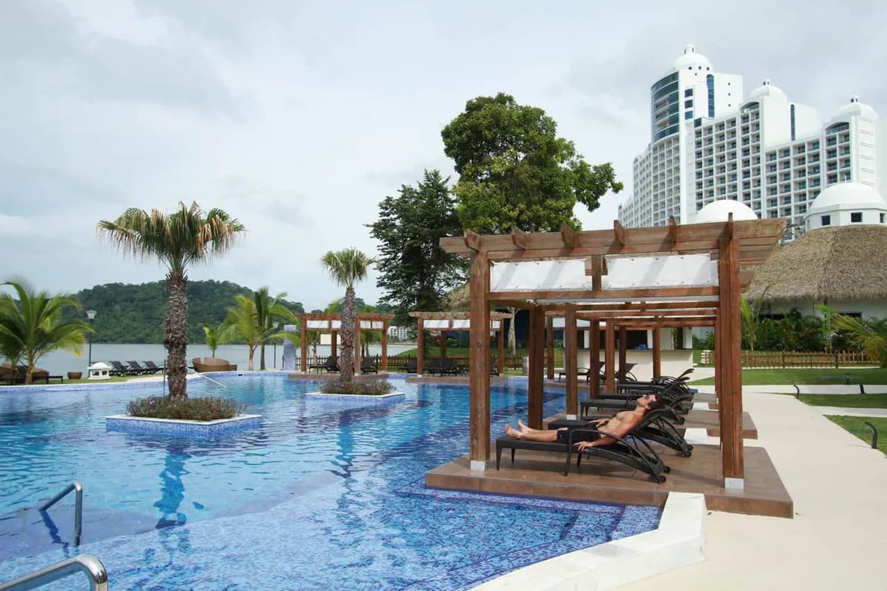 Stunning Apartment with Rooftop Pool Access