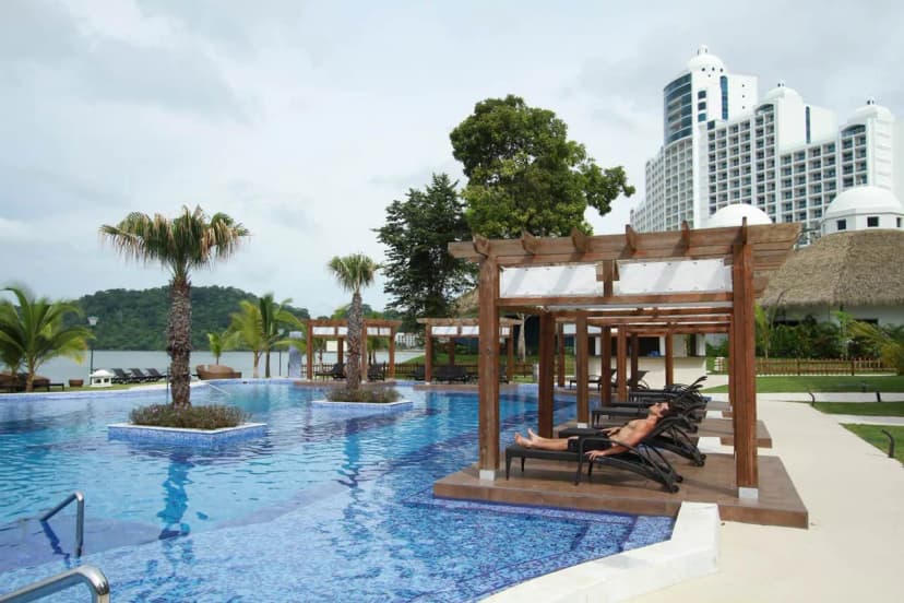 Stunning Apartment with Rooftop Pool Access