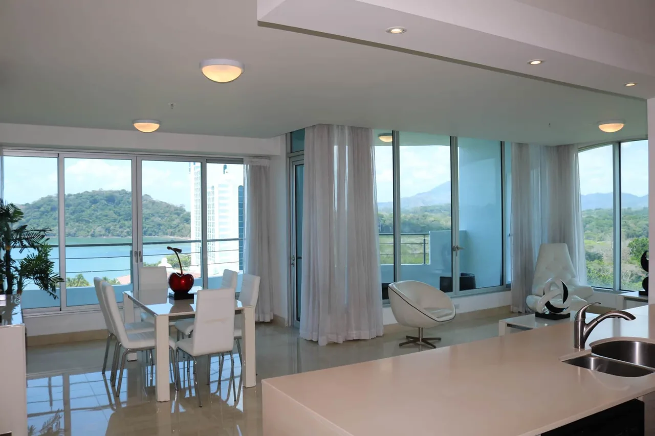 Stunning Apartment with Rooftop Pool Access photo 2