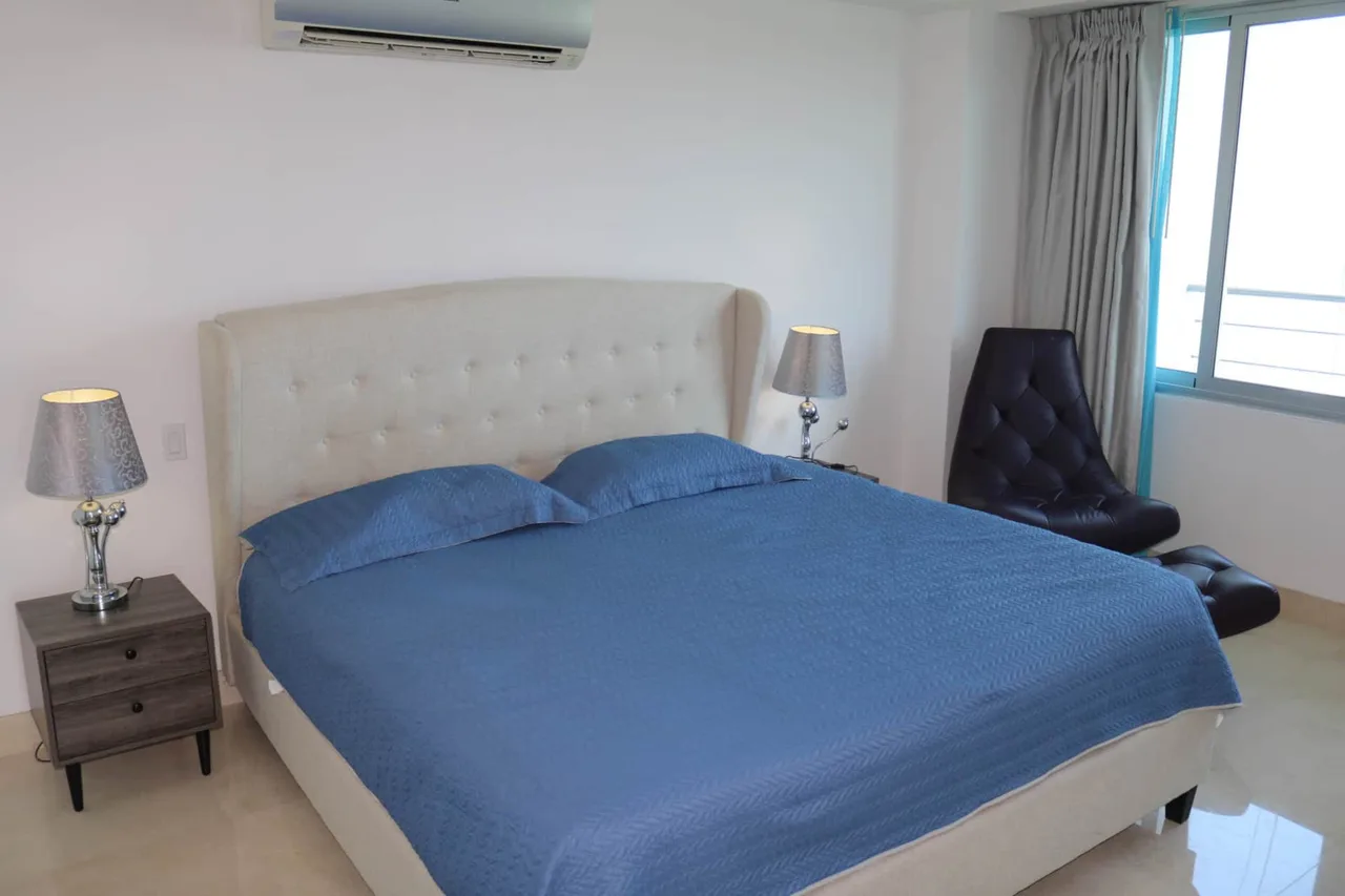 Stunning Apartment with Rooftop Pool Access photo 4