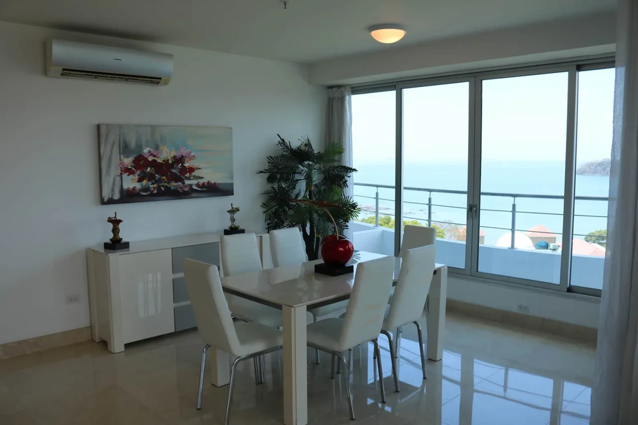 Stunning Apartment with Rooftop Pool Access photo 5