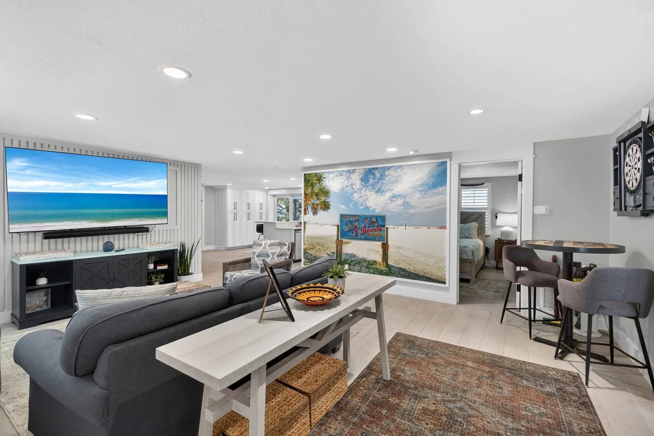 Luxurious 4-Bedroom Retreat with Pool photo 2
