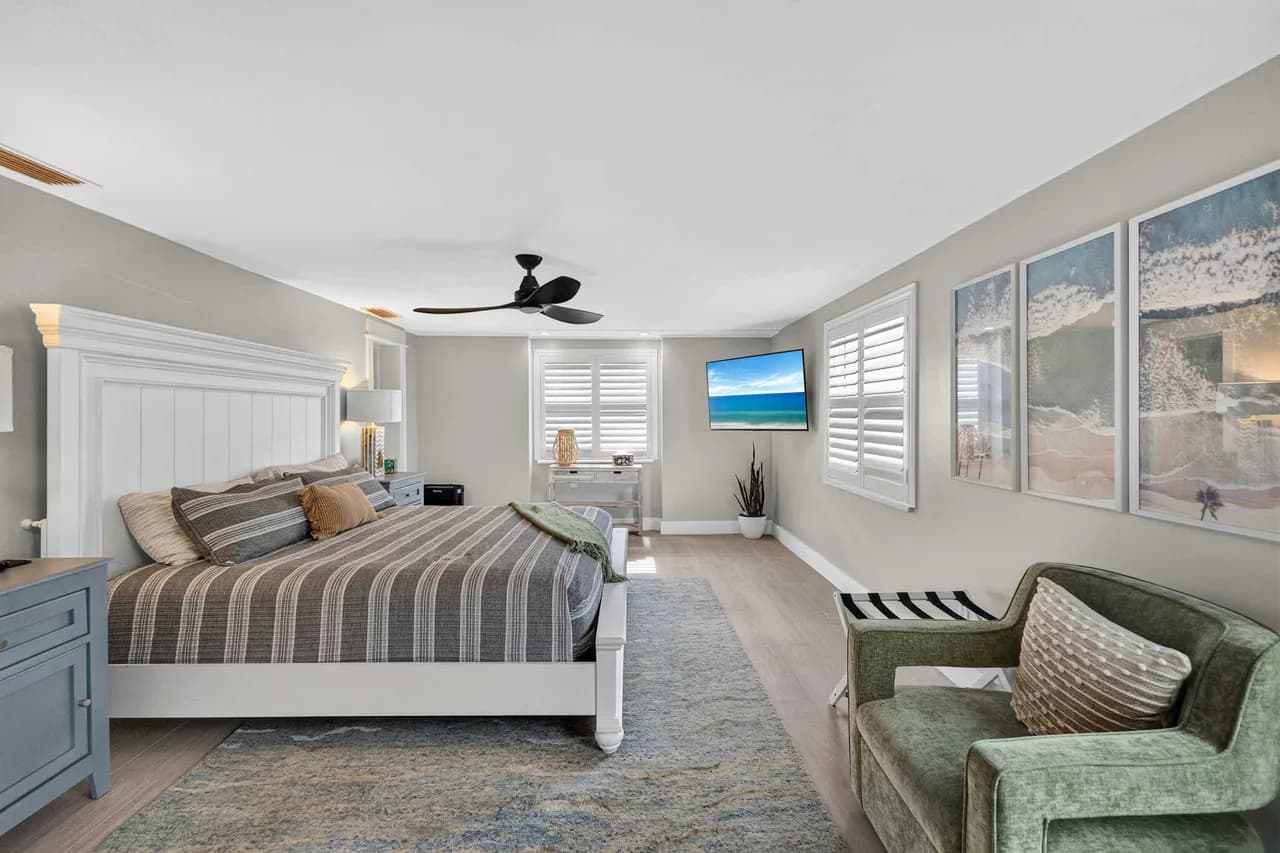Luxurious 4-Bedroom Retreat with Pool photo 3
