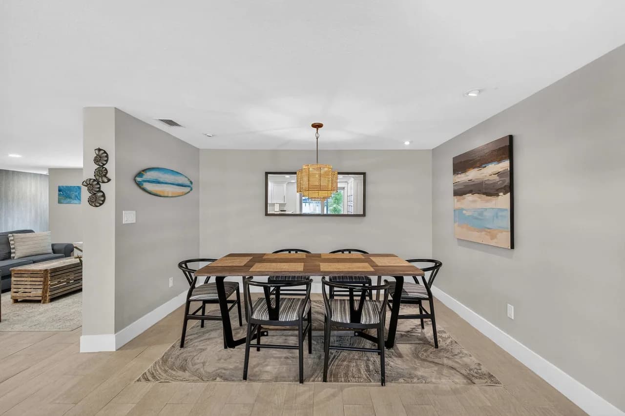 Luxurious 4-Bedroom Retreat with Pool photo 4