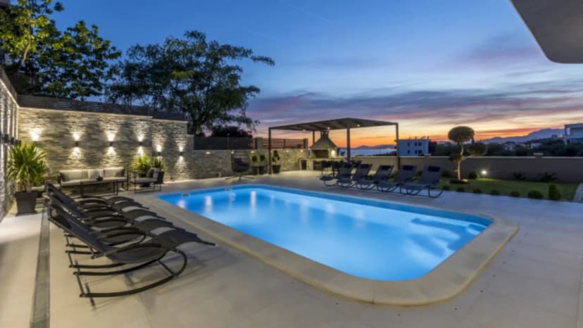 Luxurious Villa In Beautiful Area Of Podstrana