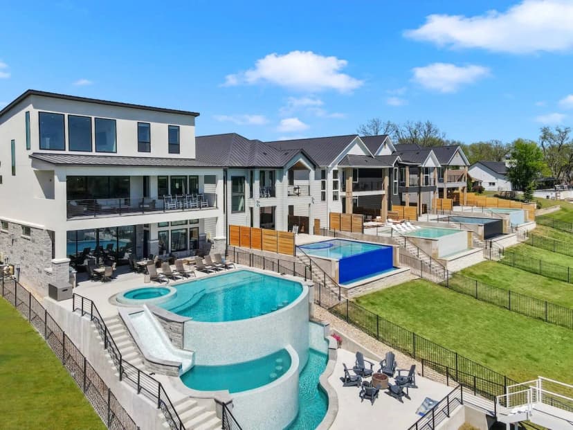 Spacious Eight Bedroom Villa in Austin