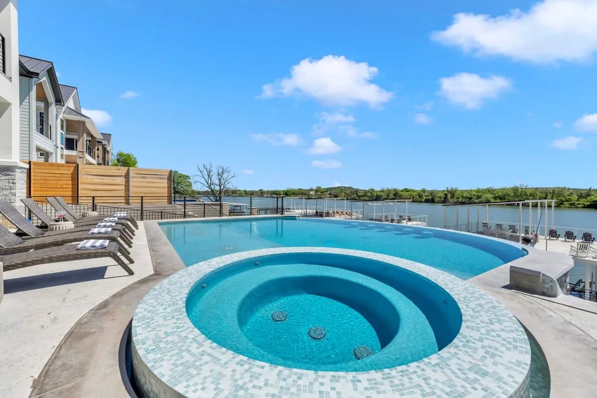 Lakeside Eight Bedroom Villa in Kingsland Texas photo 3