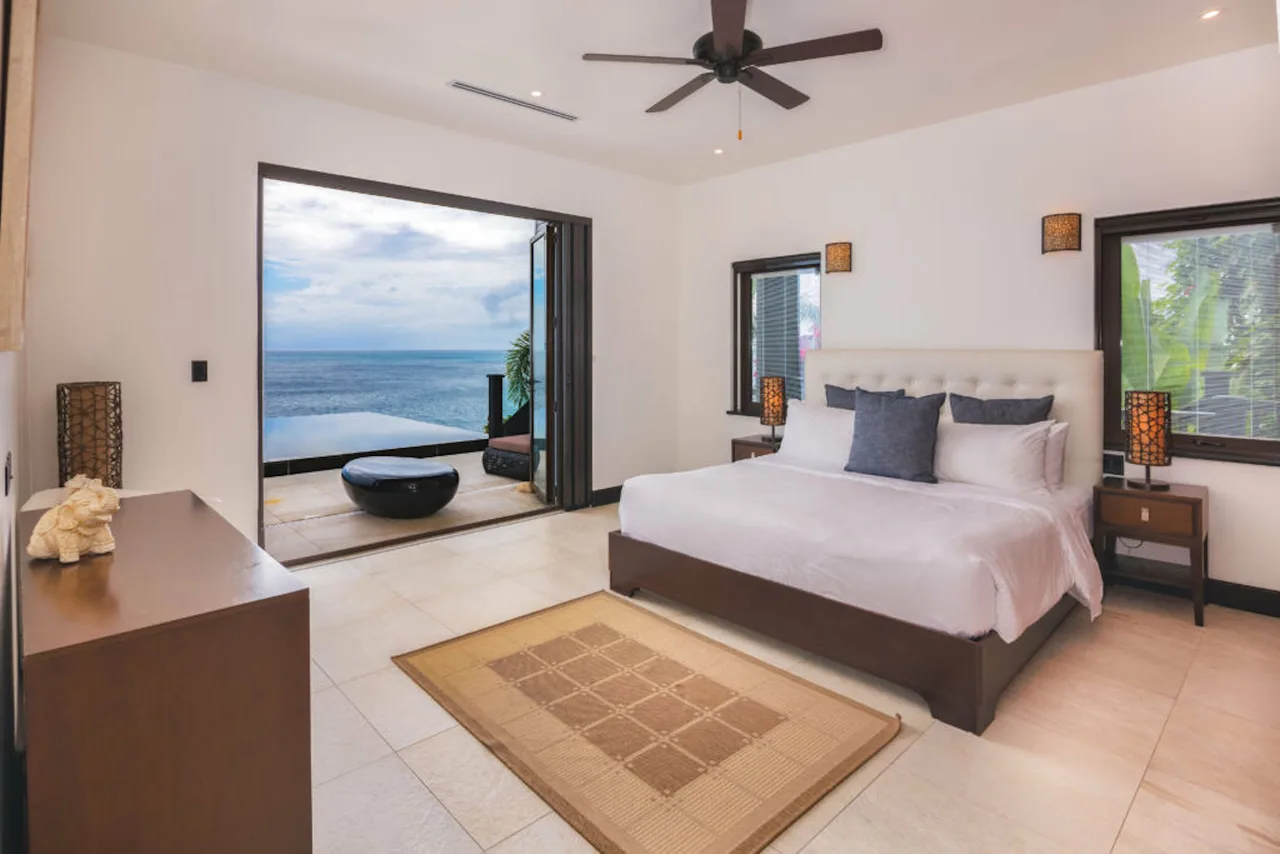 Oceanfront 4-Bedroom Retreat with Infinity Pool photo 3