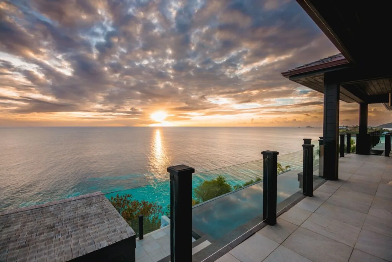 Oceanfront 4-Bedroom Retreat with Infinity Pool photo 4