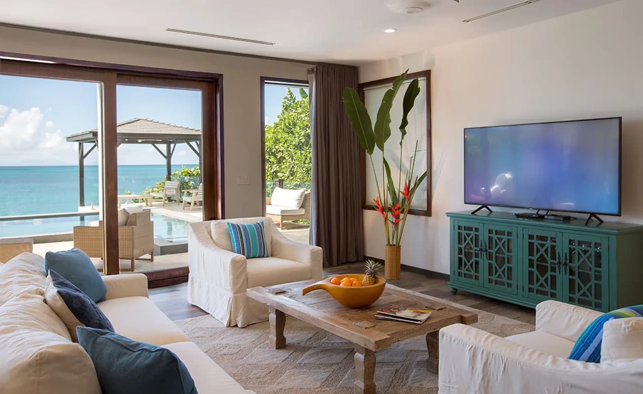 Beautiful Retreat with Infinity Salt Water Pool photo 2