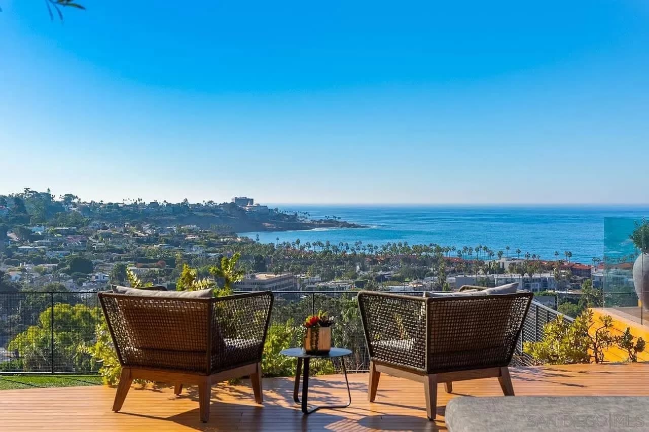 Seaside Six Bedroom Estate in San Diego photo 3