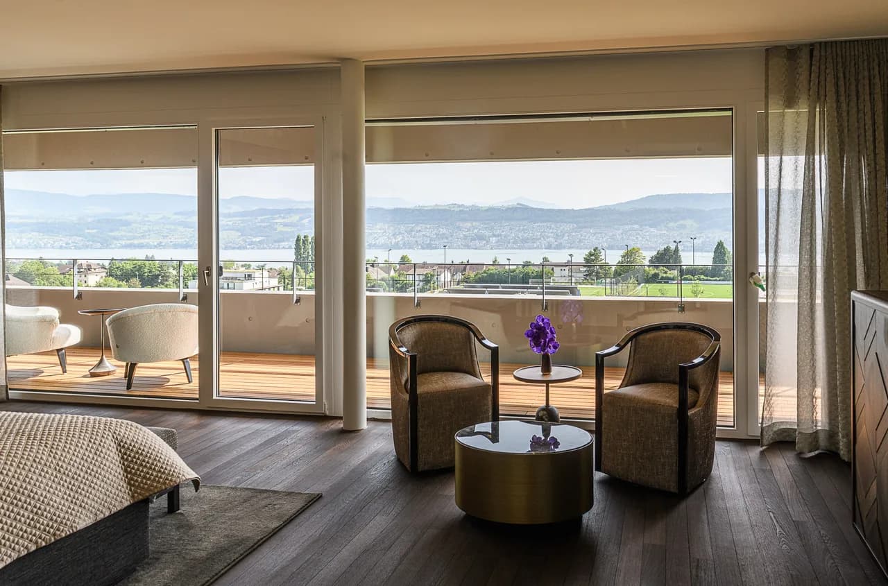 Luxury Lakeside Villa Retreat with Infinity Pool photo 2