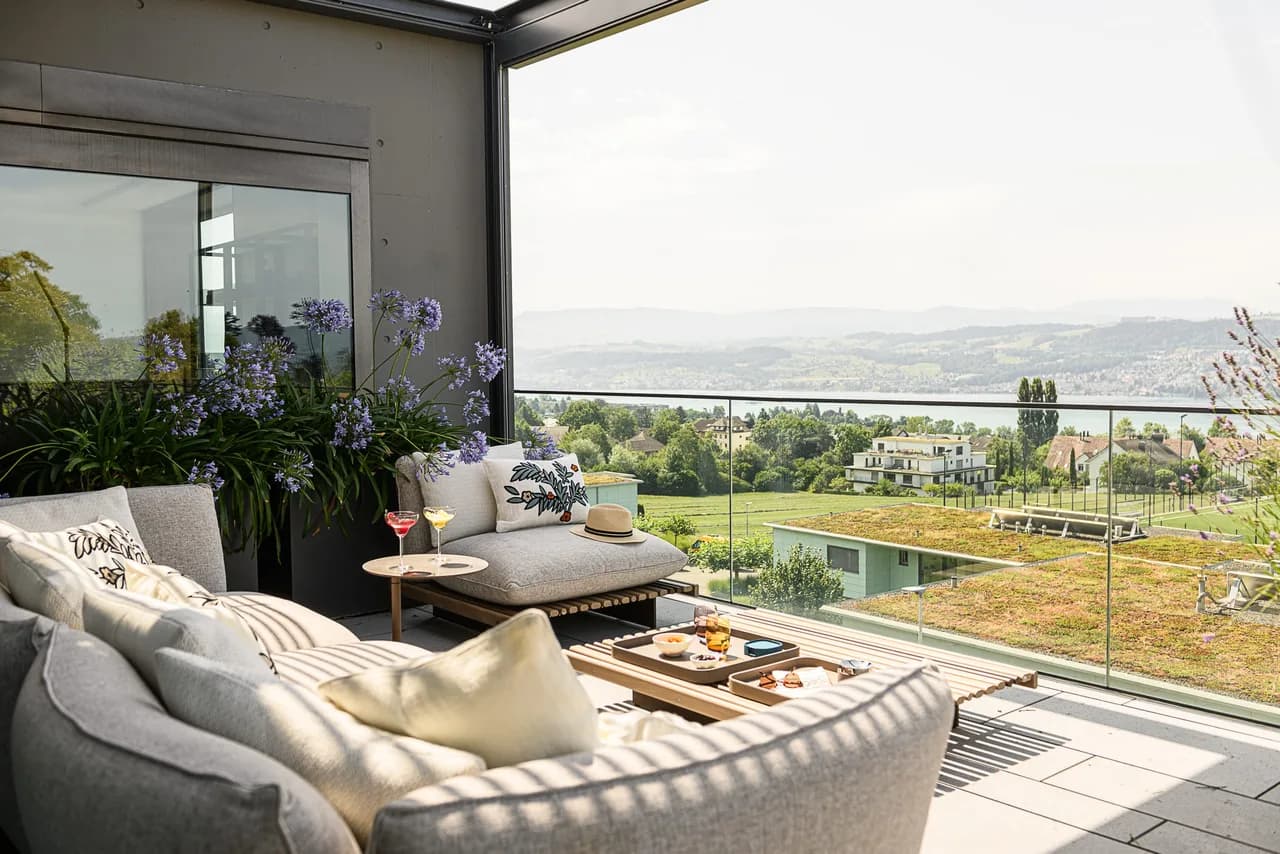 Luxury Lakeside Villa Retreat with Infinity Pool photo 4