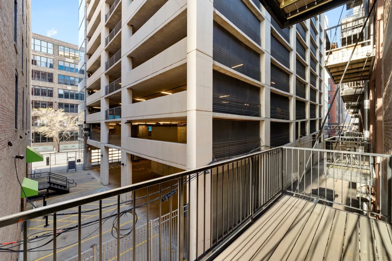 Urban Retreat with Balcony in Chicago photo 4