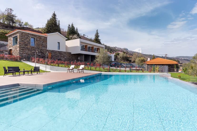 Bright Detached Villa Perfect For Leisure Stays