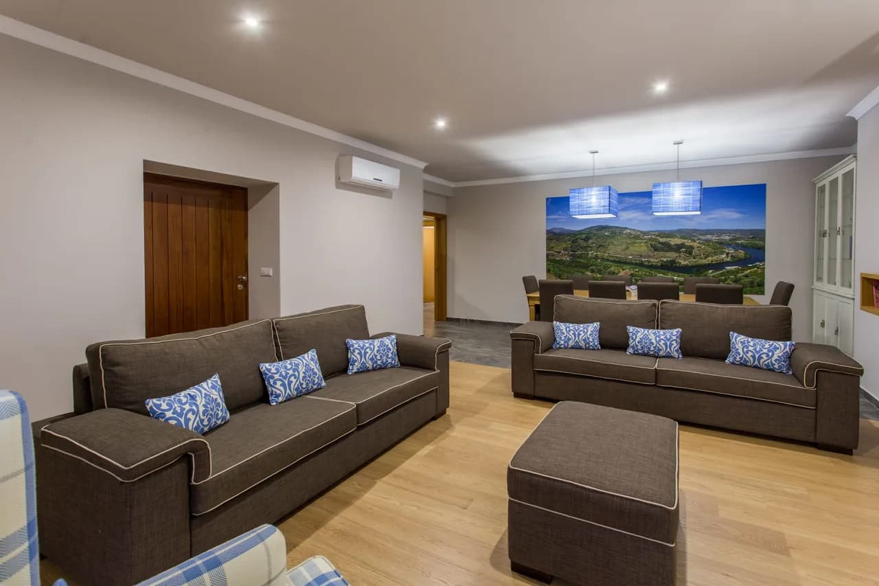 Bright Detached Villa Perfect For Leisure Stays photo 2