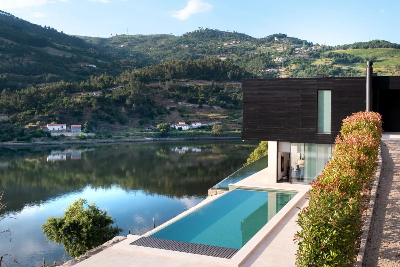 Luxurious 3BR Villa With Infinity Pool in Resende