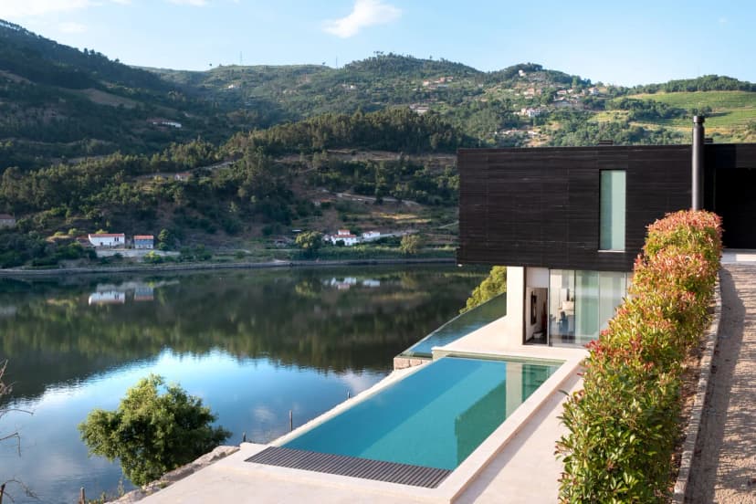 Luxurious 3BR Villa With Infinity Pool in Resende