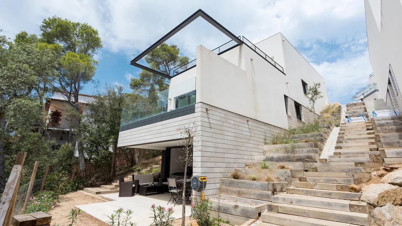 Contemporary Semi-Detached House with Pool