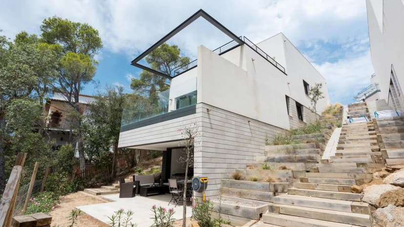 Contemporary Semi-Detached House with Pool