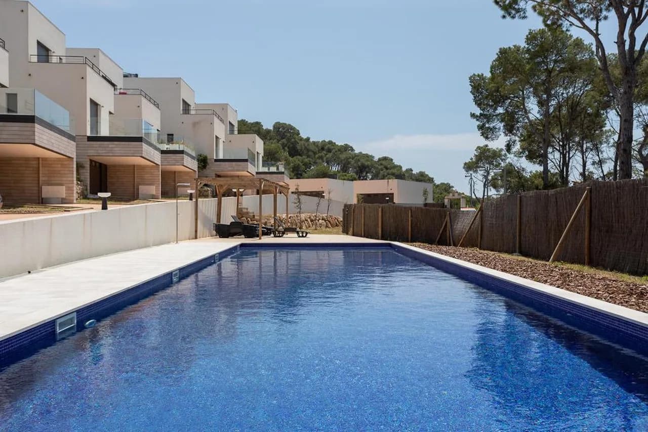 Contemporary Semi-Detached House with Pool photo 4